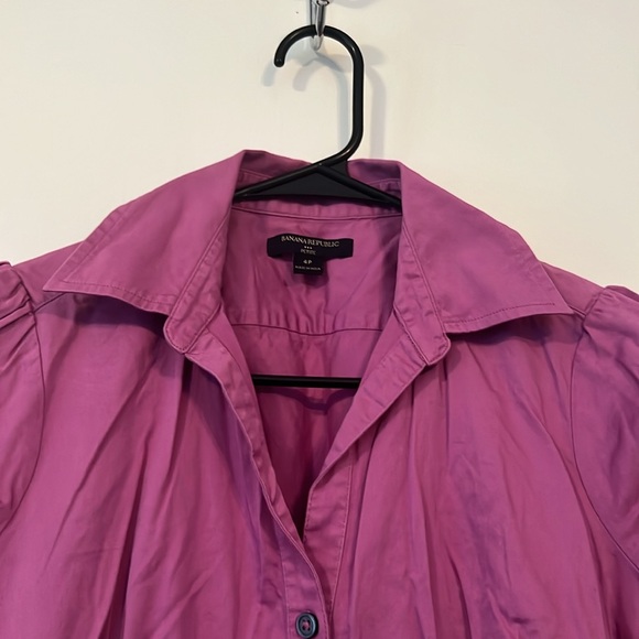 Banana Republic short sleeve button down top for women. Size 4P - Picture 3 of 6
